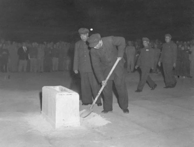 修建人民英雄纪念碑有人提议落款加上十大元帅毛主席为何震怒天成彩票网 TCG(图7)